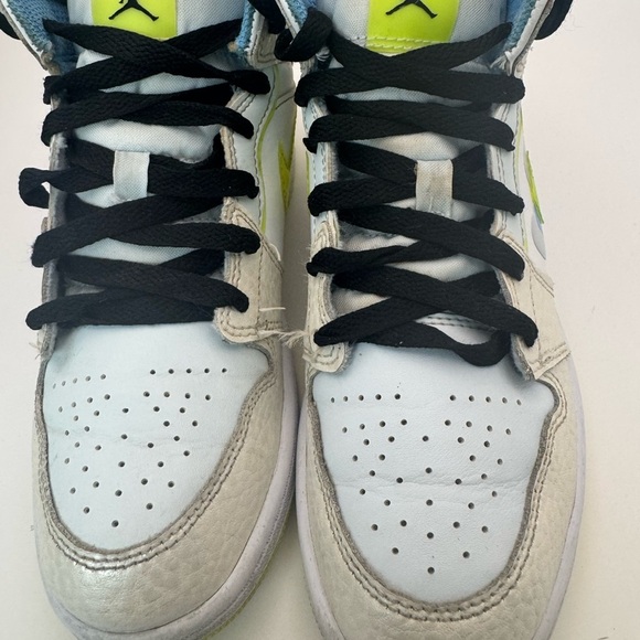 Air Jordan 1 Mid SE DV-1320-17 Size 2Y  Good Condition Green Swoosh Black Laces - Picture 2 of 16